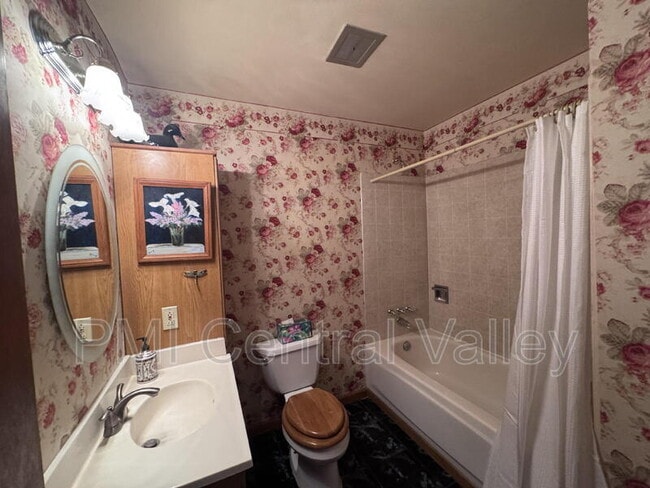 Building Photo - 4650 Dahlia Dr