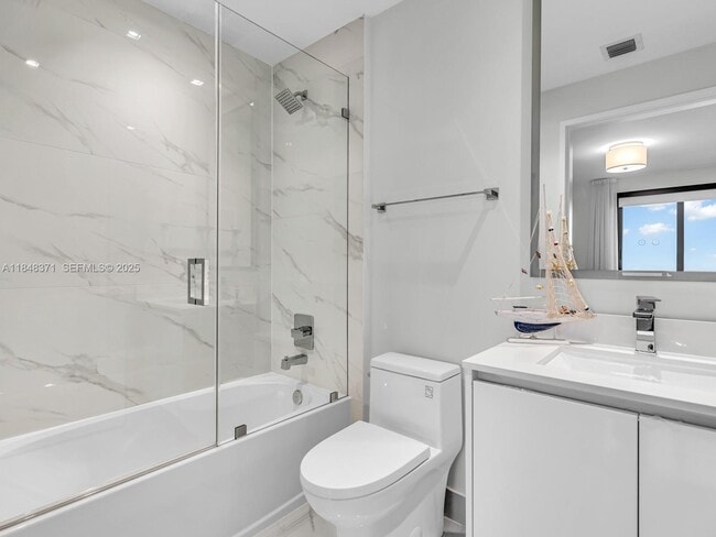 Building Photo - 700 NE 24th St