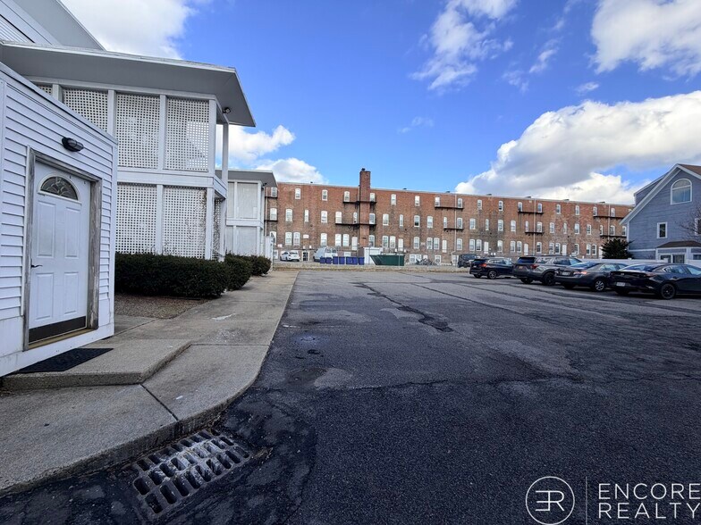 Building Photo - 8-10 Glencoe St. Unit 4