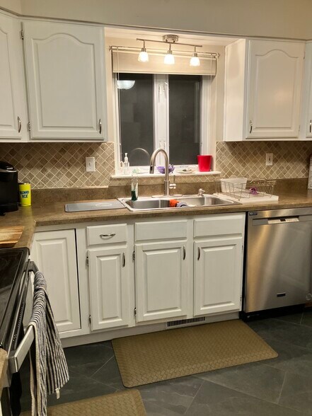 KItchen - 25 Greenfield Manor Rd