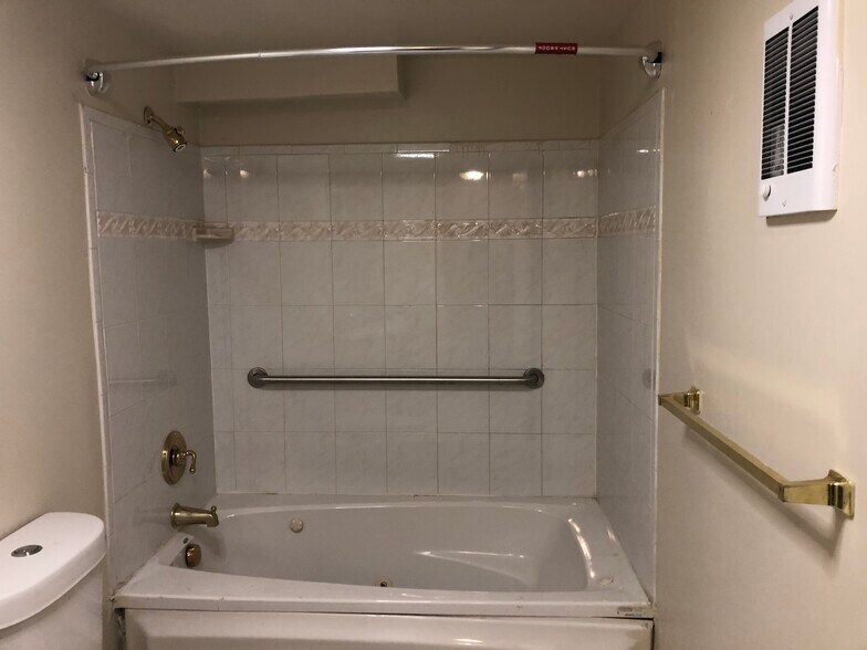 Bathroom - 33 Randolph Pl NW