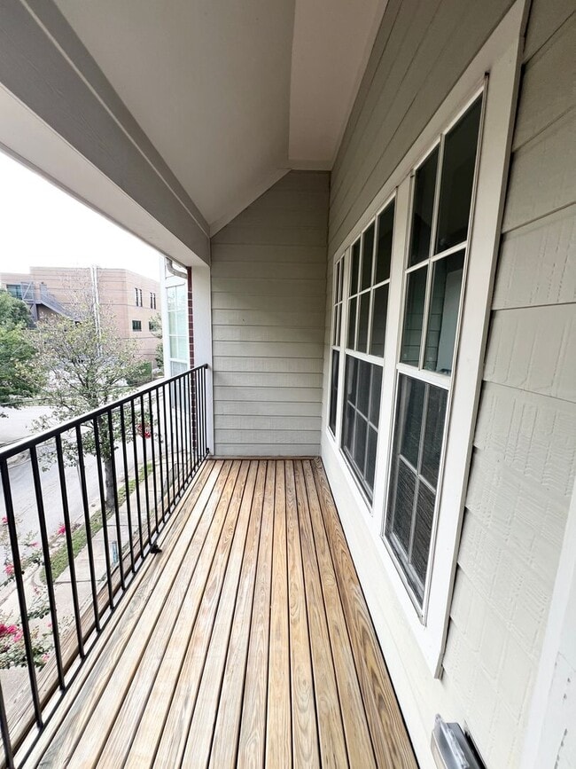 Building Photo - Stunning 4/3/2 Townhome in the Museum District !!!