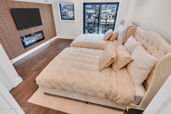 Building Photo - 320 Silver Lagoon Dr