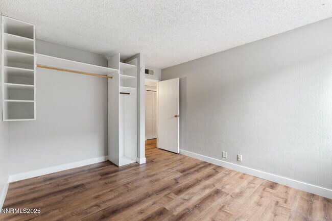 Building Photo - 2955 Lakeside Dr