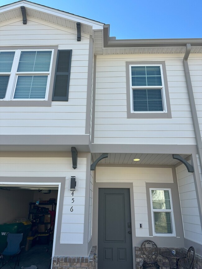 Building Photo - 456 Westgate Way