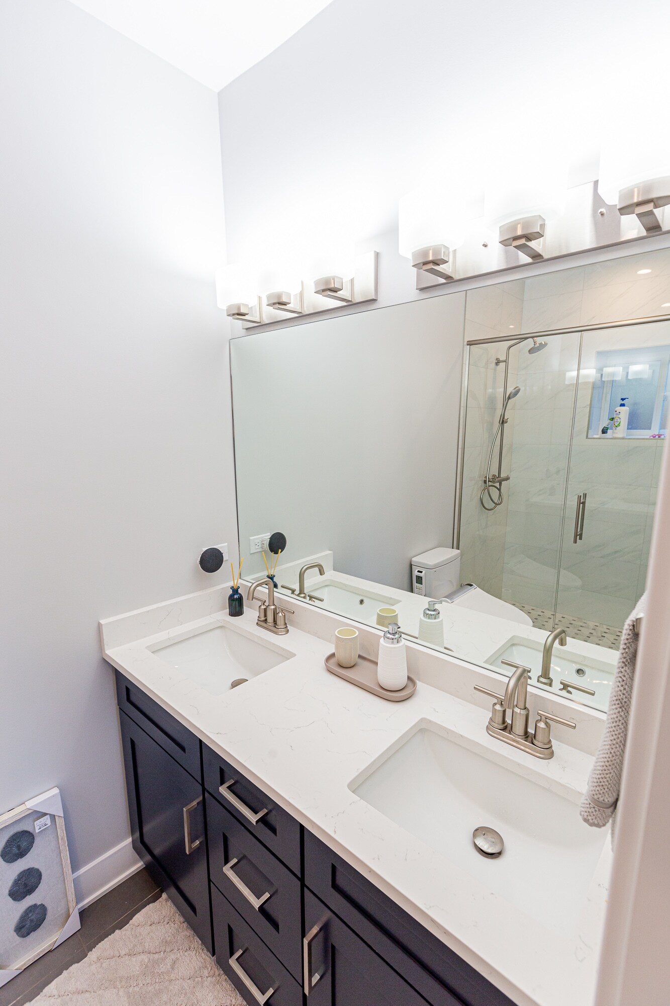 Master Bath (Different Unit) - 6527 N Newgard Ave