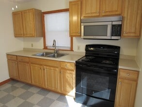 Building Photo - 390 Pleasant St