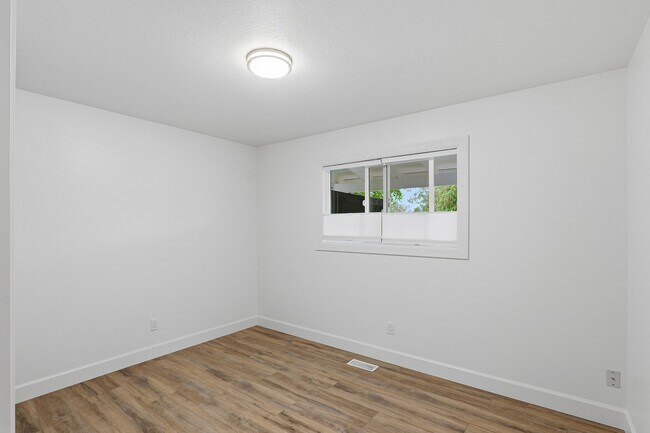 Building Photo - Updated 3Bed/2Bath w/ Bonus Room Plus Lake...