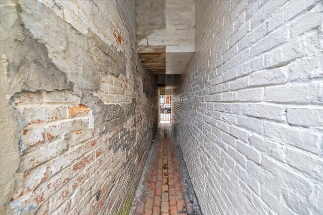 Building Photo - 656 Washington Blvd