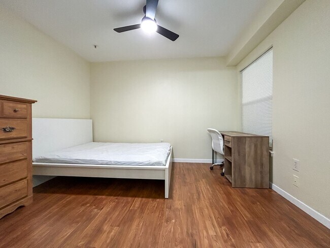 Building Photo - Beautiful Room for Rent in a 4/4 Unit - University Terrace West 511-A