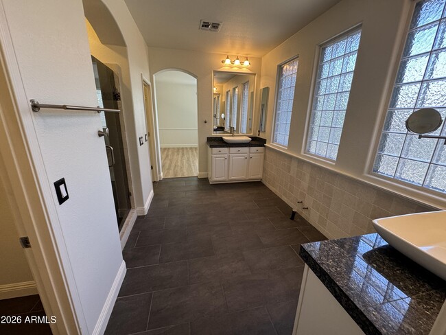 Building Photo - 1127 W Mesquite St