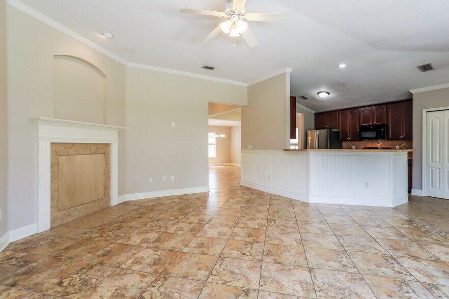 Building Photo - 2732 Woodsdale Dr