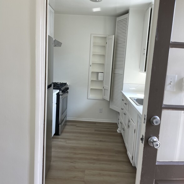 kitchen - 2122 Montana Ave