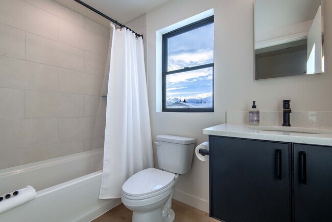 Building Photo - 27 4th St E