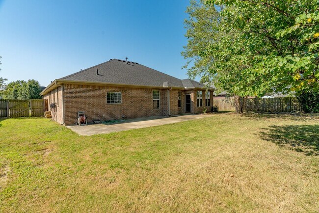 Building Photo - Spacious 3 Bedroom Home in West Fayetteville!