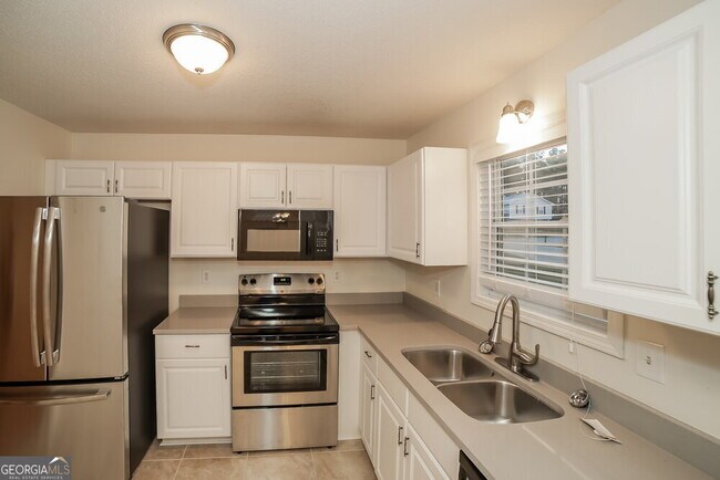 Building Photo - 757 Newport Dr