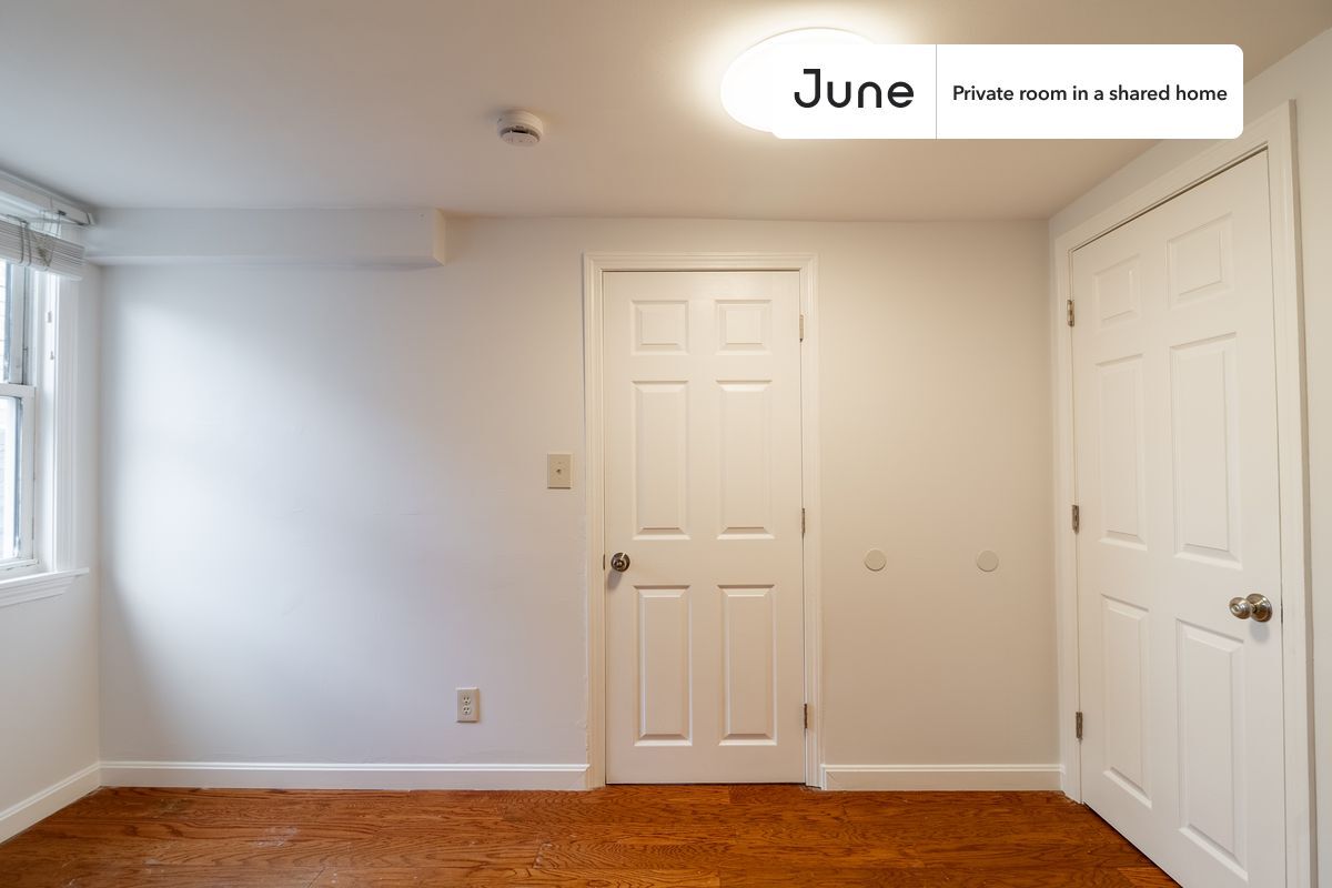 Building Photo - Private bedroom in 4 bed/4 bath Home