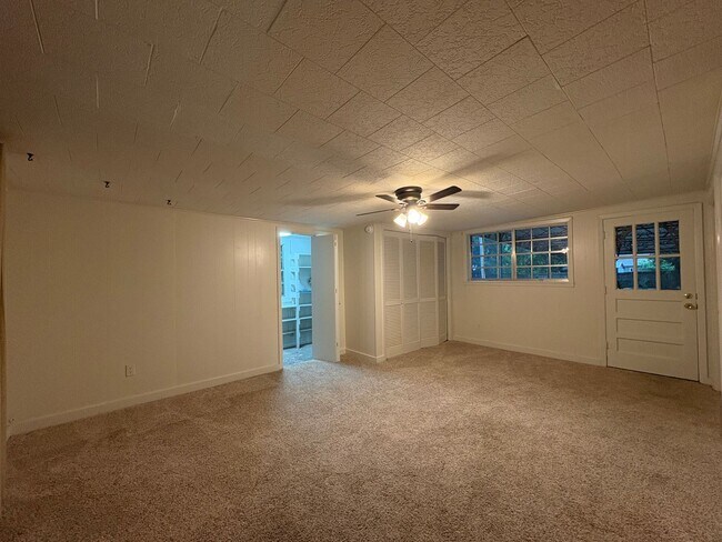 Building Photo - Beautiful 4 bedroom/1 bath with Central Air & Heat on Corner Lot