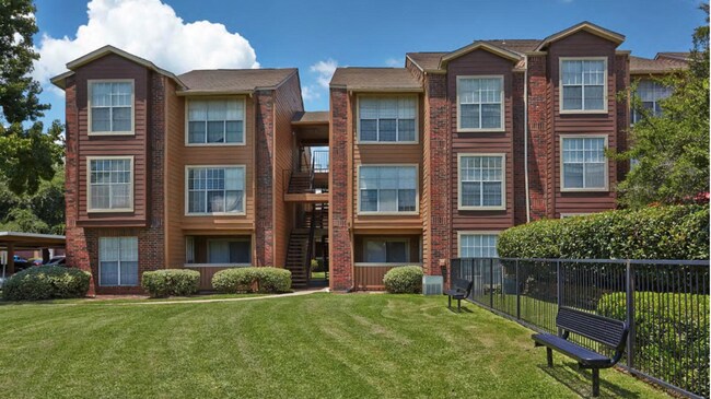 Building Photo - 1615 Stoneleigh Ct