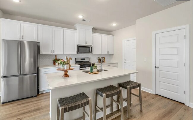 Building Photo - Modern 3 Bedroom Home Available October 1s...