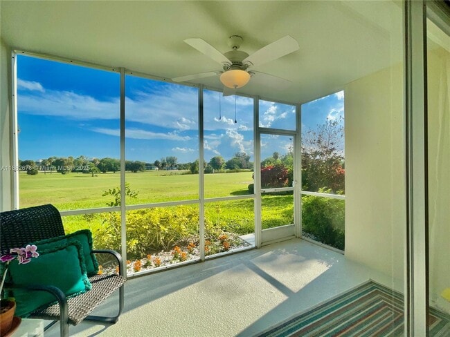 Primary Photo - 2950 N Palm Aire Dr