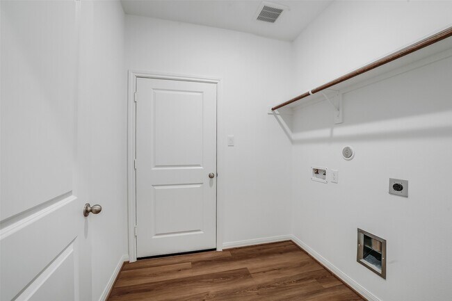 Building Photo - 13614 Pine Dr