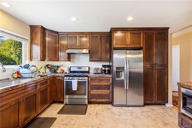 Building Photo - Updated 4bd/3ba House Right Off of Highland Dr