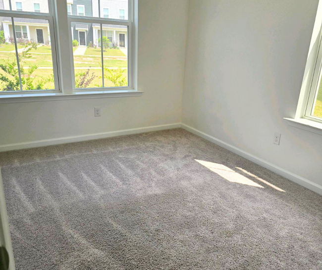 Building Photo - Spacious 4-Bedroom Home with Gourmet Kitch...
