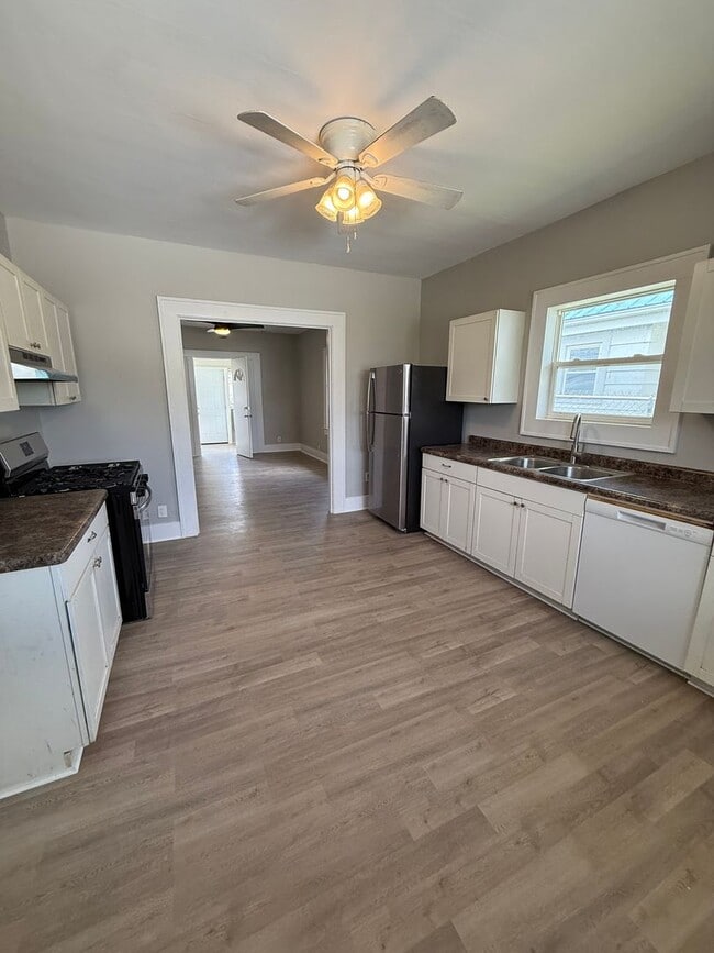 Building Photo - 2 Bed 2 bath remodeled home