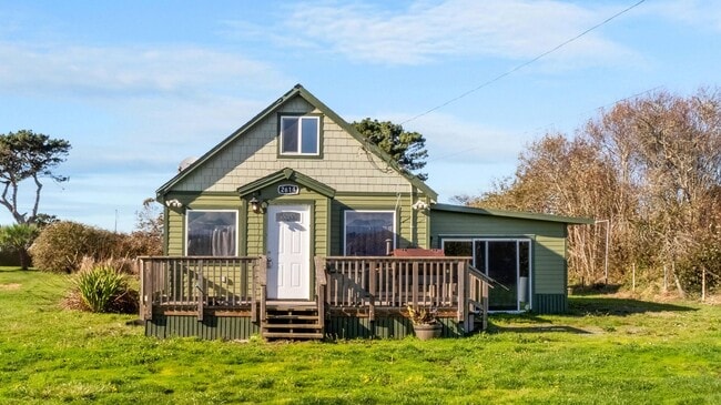 Building Photo - Charming Beach House!