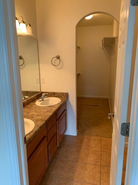 Master bath - 2464 Thunder Mountain Dr