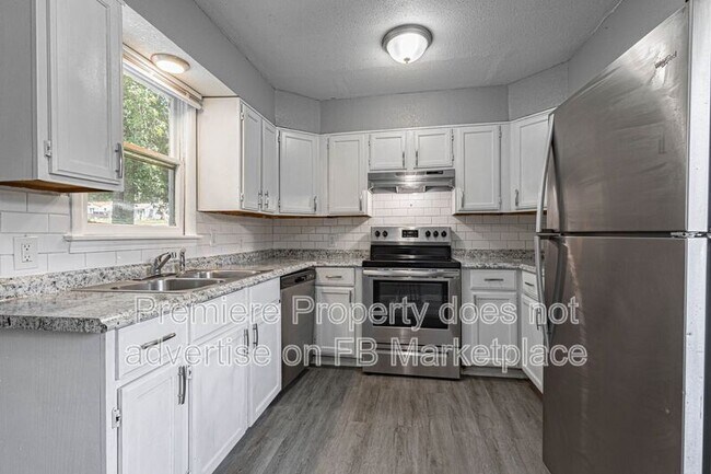 Building Photo - 807 S Savage St