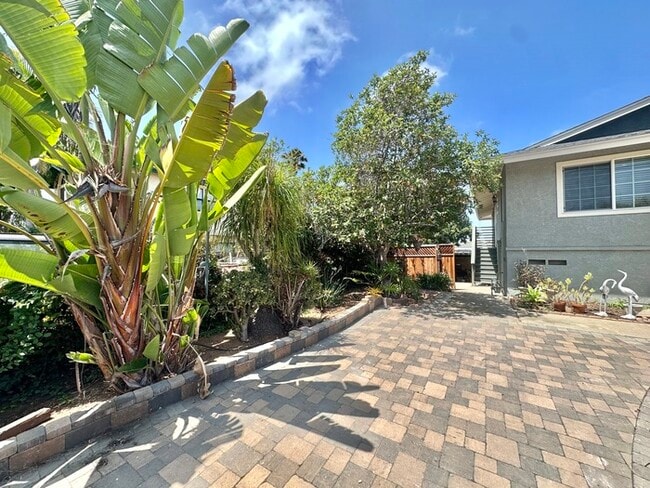 Building Photo - Beautifully Renovated Stand Alone Home Fea...