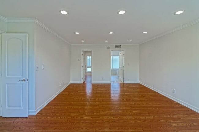 Building Photo - BRIGHT & AIRY, REAR-UNIT TOWNHOUSE W/ SPACIOUS PATIO, BALCONY & HUGE 2-CAR GARAGE IN GATED COMMUN...