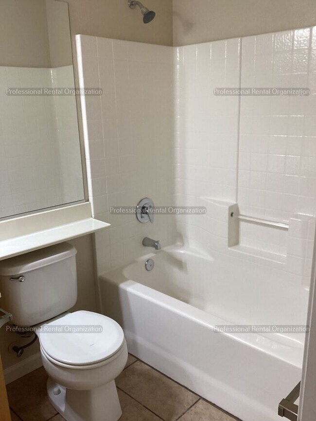 Building Photo - Large family home in desirable area