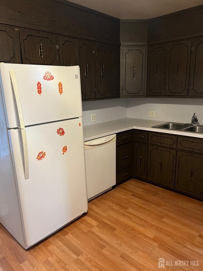 Building Photo - 8 Rosewood Rd