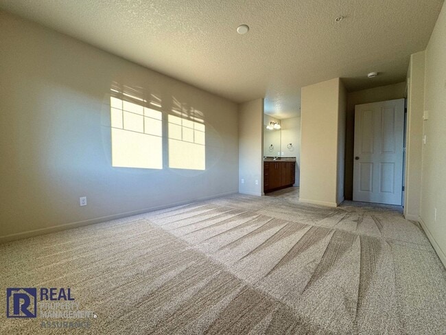 Building Photo - Beautiful 3 Bedroom With Utilities Included! MOVE IN READY!