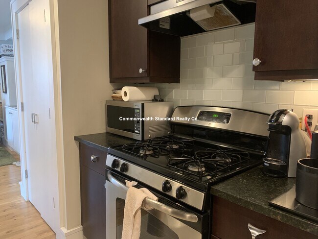 Building Photo - 126 Charles St