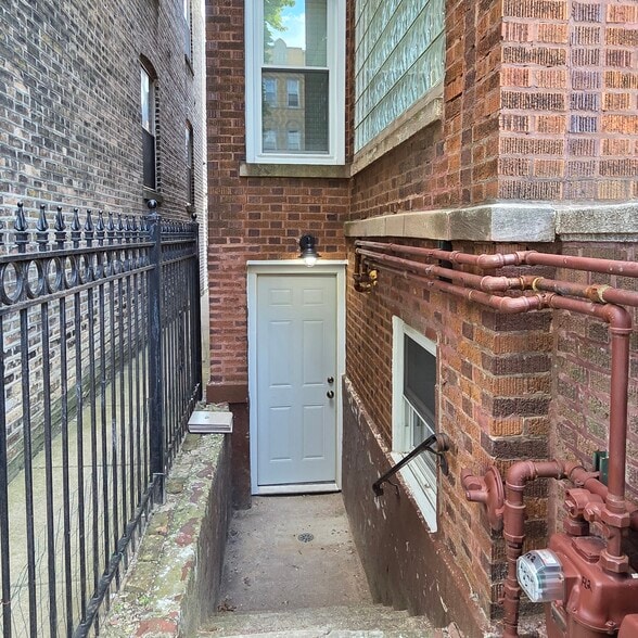 Building Photo - 2637 W Winona St