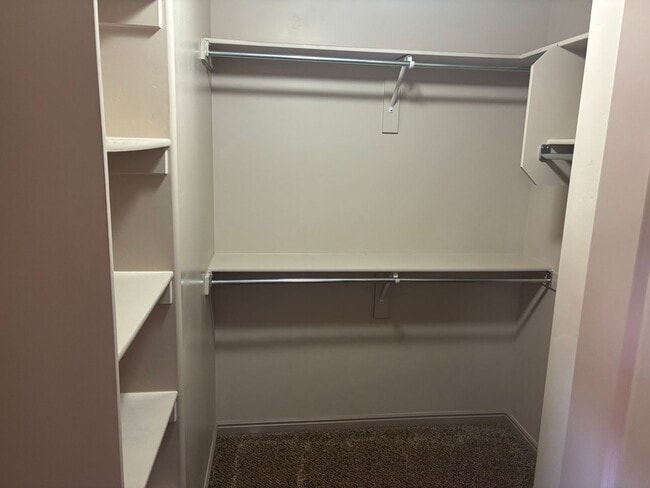 Building Photo - Beautiful 3 bedroom, 2.5 bath  townhome in...