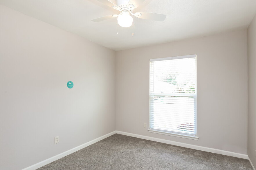 Building Photo - 5907 Willow Crest Dr