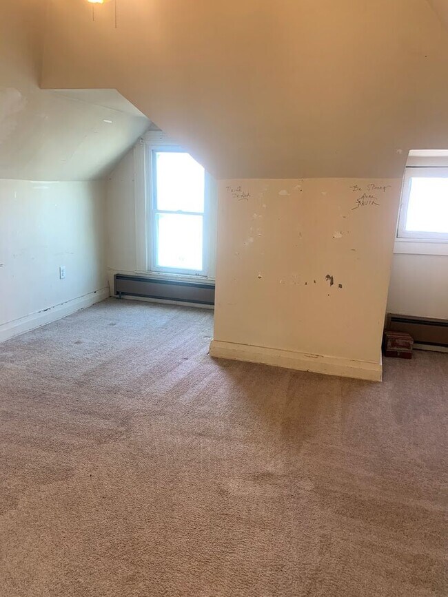 Building Photo - 2/1 Apartment in Highland Park - Available Now!