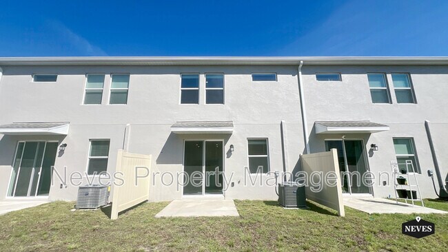 Building Photo - 2562 Skyline Loop