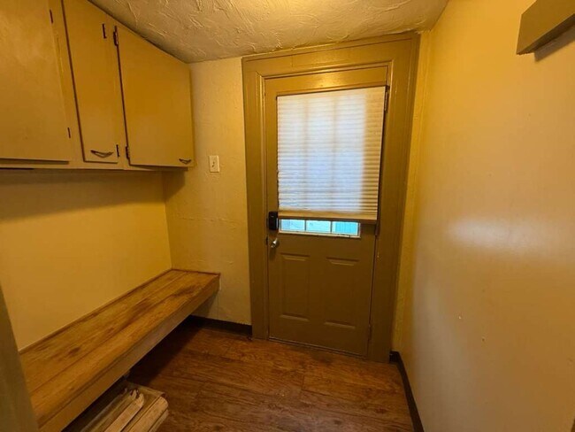 Building Photo - 2 BED, 1 BATH BEAUTIFIL SINGLE-FAMILY HOME IN EUCLID!