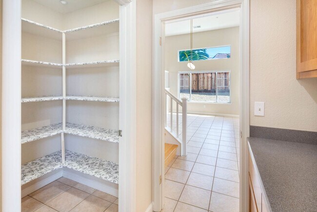 Building Photo - Gorgeous 4 Bedroom with SOLAR in Shadow Lakes!