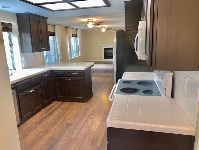Building Photo - Beautifully Updated 4/2.5 near Woodward Park