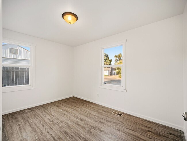 Building Photo - 6011 N Braeburn Dr