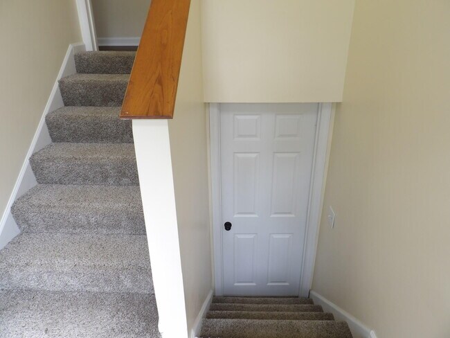 Building Photo - 102 Cedar Dr