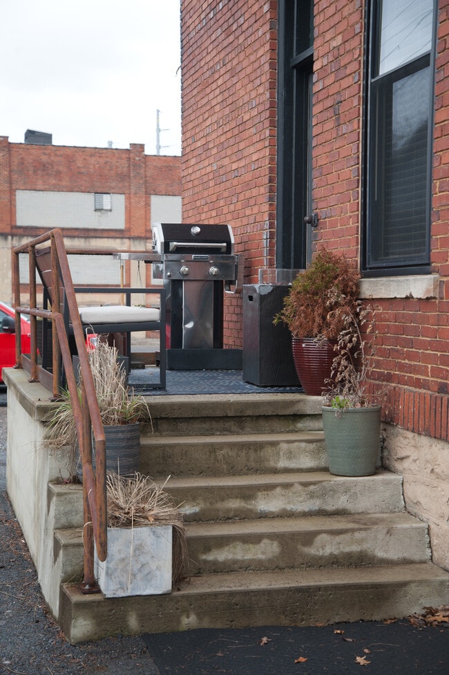 Building Photo - 2101 Beale Ave