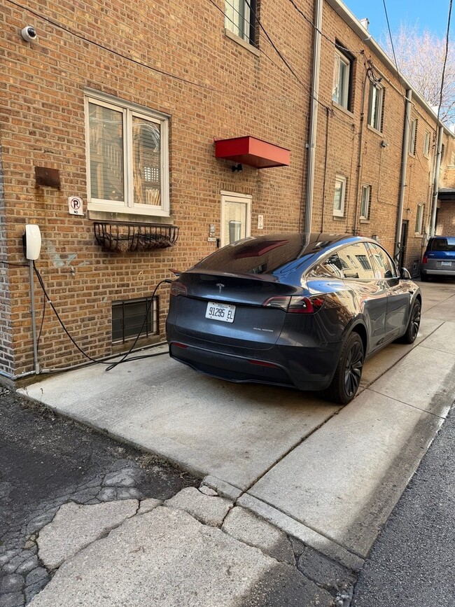 Building Photo - 419 W Briar Pl